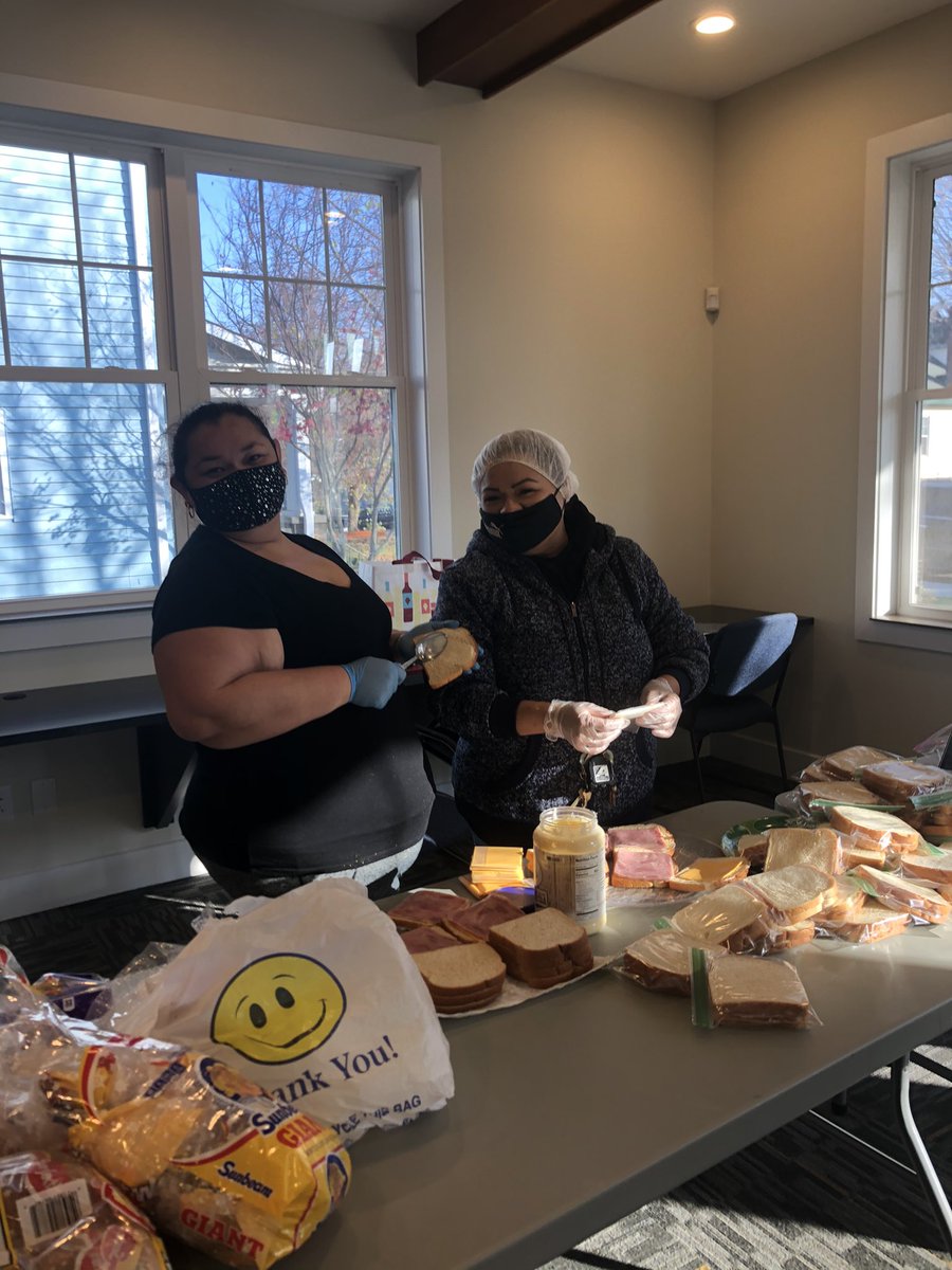 miracle_place's tweet photo. Our moms are making sandwiches and packing bags for the homeless in Indy❤️🙏🏼 https://t.co/7T7GoOfHRc