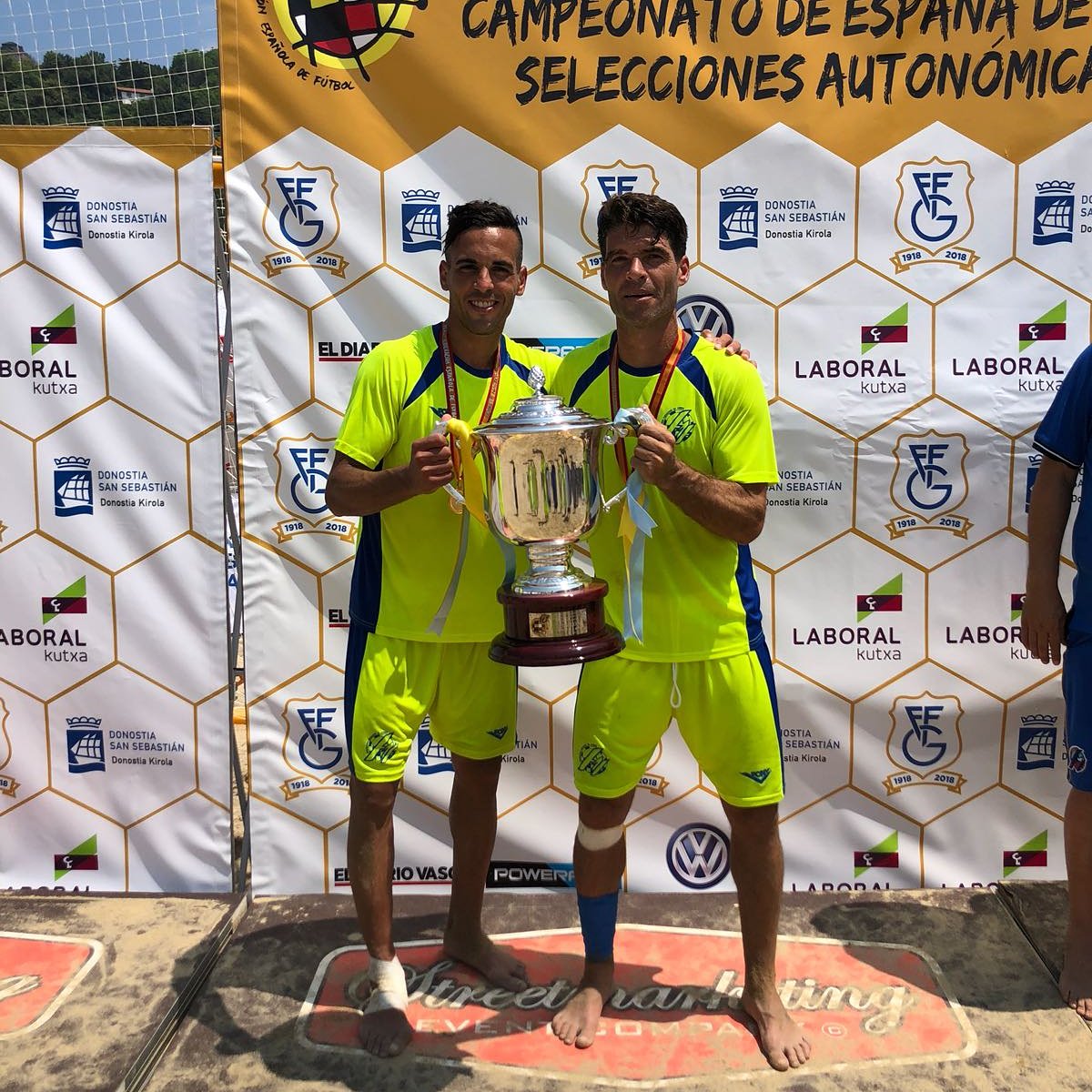 ondaceromelilla's tweet photo. El jugador del @SC_Constitucion @Sidi_omar, lesionado de gravedad el pasado sábado en el derby frente al @melistar, será operado el próximo miércoles en la Clínica Rusadir por el prestigioso traumatólogo @ClaudioVazquezz de la rotura del tendón de Aquiles. Suerte y ¡mucha fuerza! https://t.co/OHKj4EeZF3