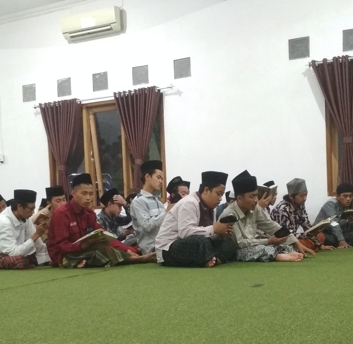 huffadhkrapyak's tweet image. Dawuh Romo KH R M Najib AQM :

"Semua nasehat sdh byk disampaikan oleh Ust Abdul Jalil, tinggal semua itu dilaksanakan (diamalkan)"

Mujahadah Malam Selasa Wage
Senin, 23 November 2020
____
#ajegnderes
#mujahadah
#malamselasawage
#huffadhkrapyak