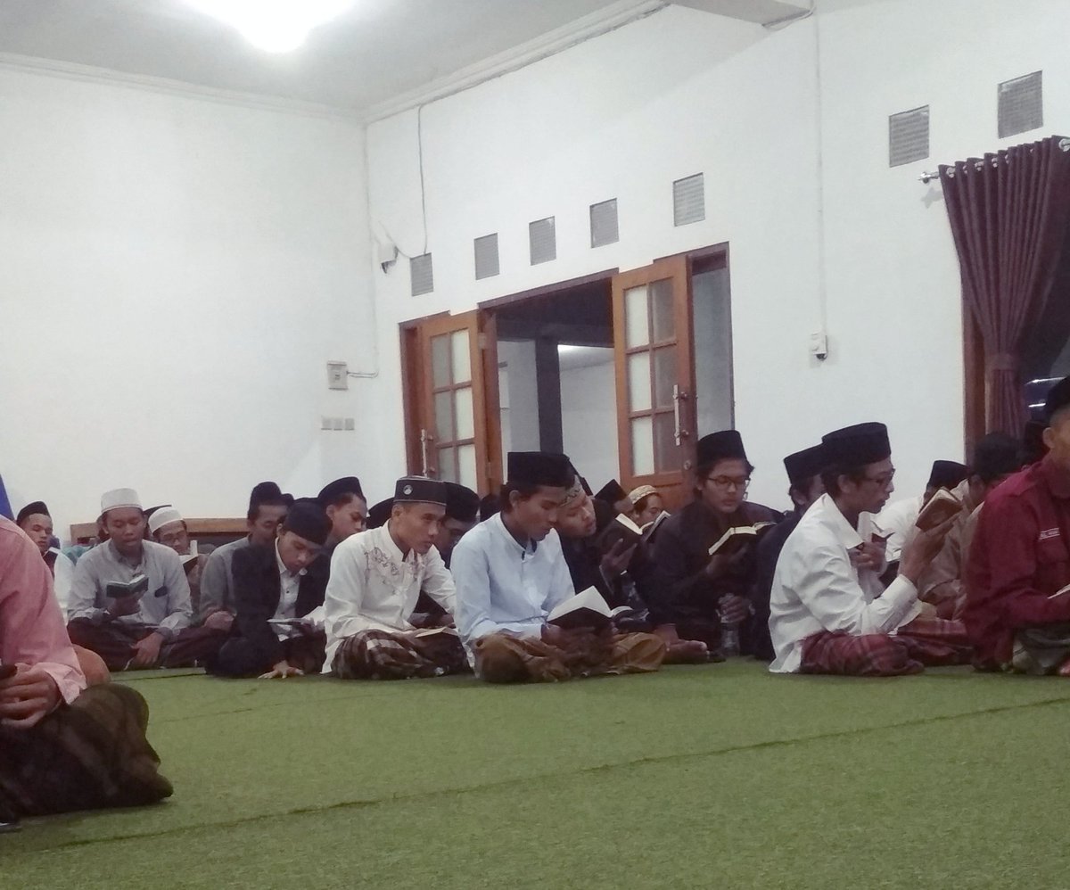 huffadhkrapyak's tweet image. Dawuh Romo KH R M Najib AQM :

"Semua nasehat sdh byk disampaikan oleh Ust Abdul Jalil, tinggal semua itu dilaksanakan (diamalkan)"

Mujahadah Malam Selasa Wage
Senin, 23 November 2020
____
#ajegnderes
#mujahadah
#malamselasawage
#huffadhkrapyak