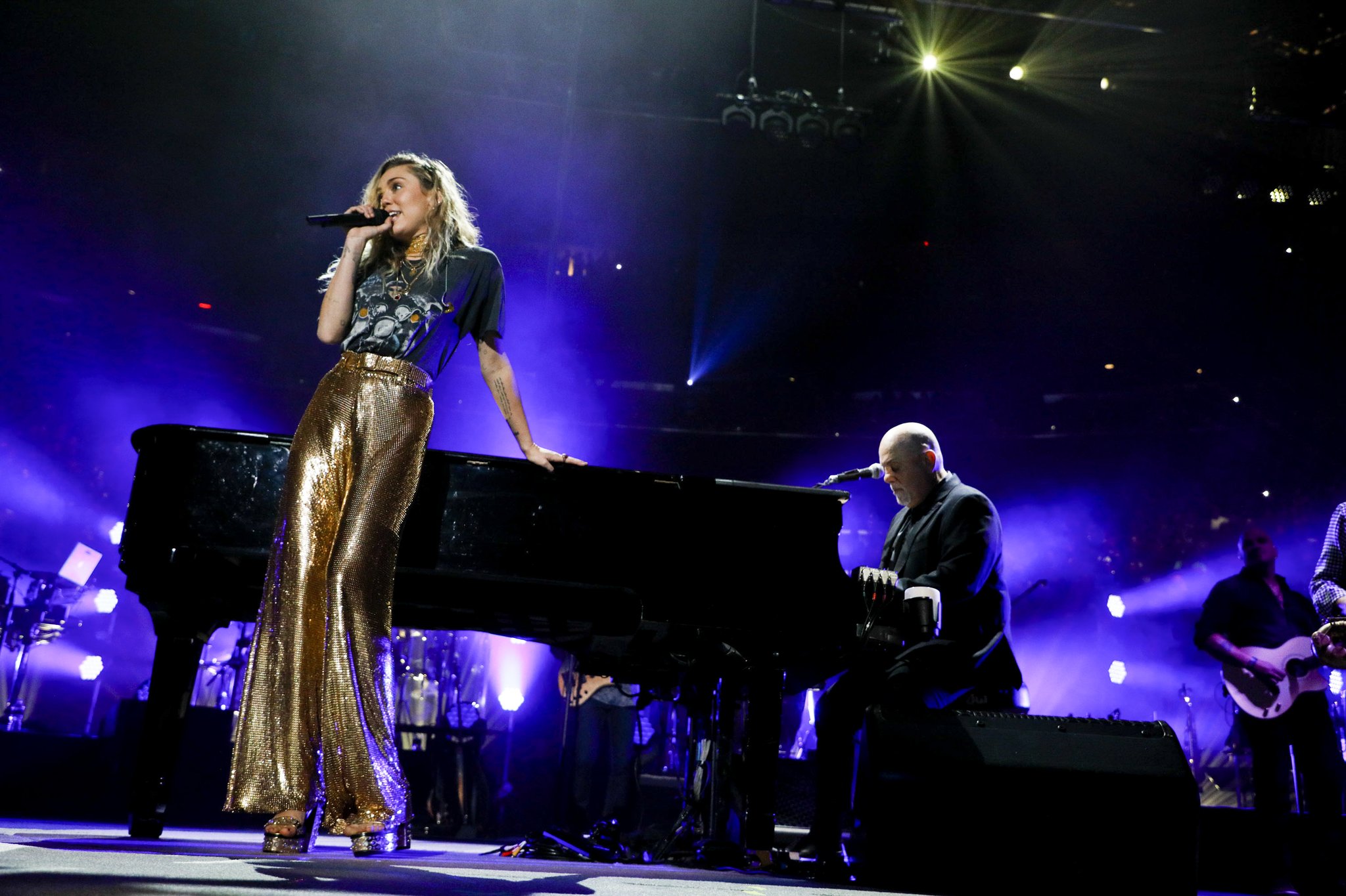 Happy Birthday  Miley Cyrus and Billy Joel perform at on October 1, 2017 : 