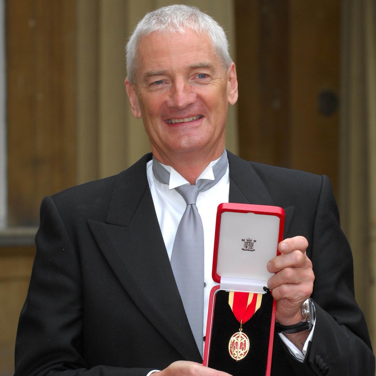 13/ James Dyson was knighted in 2006 by Prince Charles, formally becoming Sir James Dyson.He established the James Dyson Foundation in 2002, focusing his giving on supporting design and engineering education initiatives.He remains an active, obsessive tinkerer to this day.