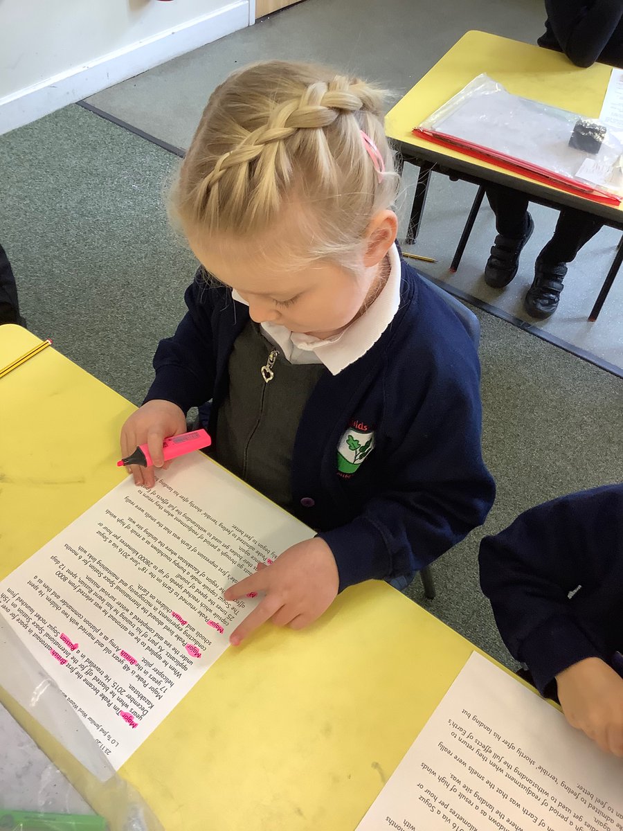 Laceyfields_Y1's tweet photo. The children highlighted Word Wizard words in a text about Tim Peake! @LaceyfieldsA #vocabisfab https://t.co/f8xOHdHAnX