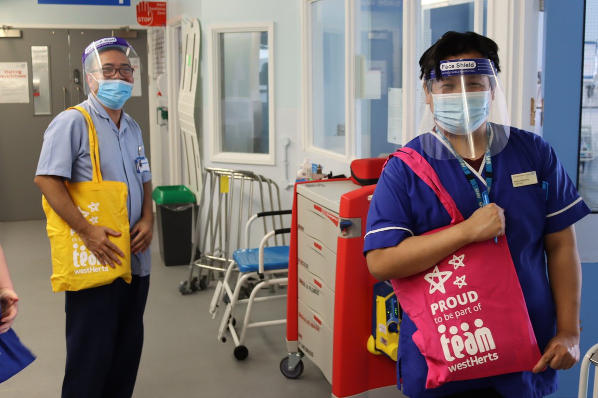 BRILLIANT to see our wards light up as our wonderful staff receive goody bags as a small gesture of appreciation for all they do! 😊#TeamWestHerts 🌈

#WeValueYou ❤️