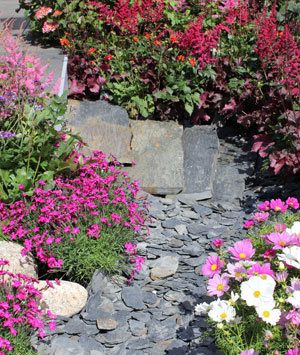 Des paillettes d'ardoise pour créer une allée de jardin ... buff.ly/3nGdRux En vente sur buff.ly/3pNevsf