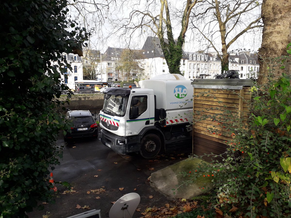 Cl_marchand's tweet photo. Mobilisation exceptionnelle de nos agents @GroupeSaur #défenseurdeleau à Quimper depuis 4 jours pour remettre en service les canalisations du Halage, collecter les eaux usées et réduire fortement l'impact vers le milieu naturel. https://t.co/qgm23IG1Og