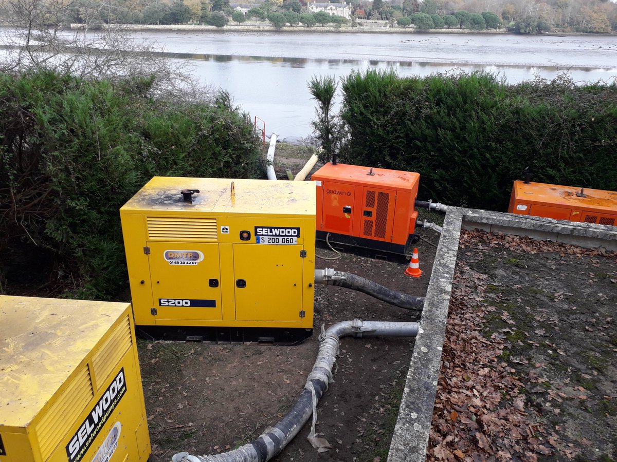 Cl_marchand's tweet photo. Mobilisation exceptionnelle de nos agents @GroupeSaur #défenseurdeleau à Quimper depuis 4 jours pour remettre en service les canalisations du Halage, collecter les eaux usées et réduire fortement l'impact vers le milieu naturel. https://t.co/qgm23IG1Og