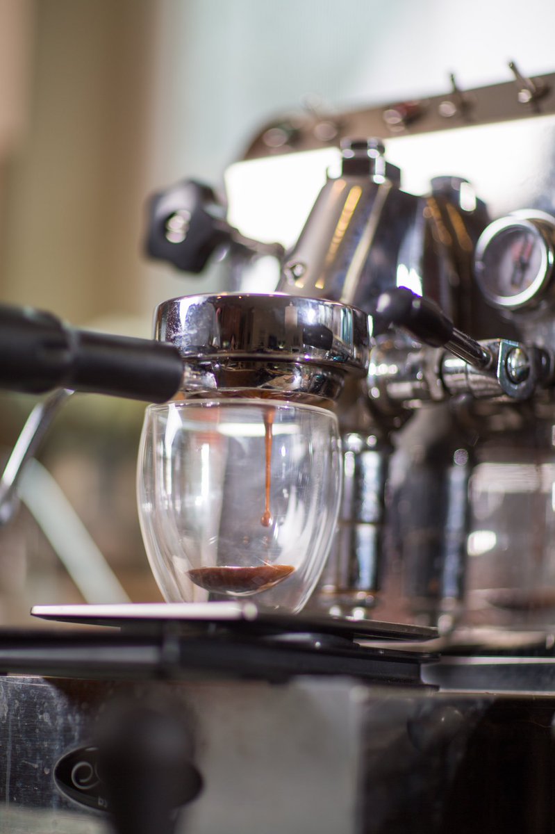 ohmcoffee's tweet image. Happy #NationalEspressoDay to all who celebrate! 🎉Our Handwired Espresso is lower acid to accentuate the beans’ natural sweetness, with notes of ginger, cardamom, and milk chocolate. Shop at ohmcoffee.com