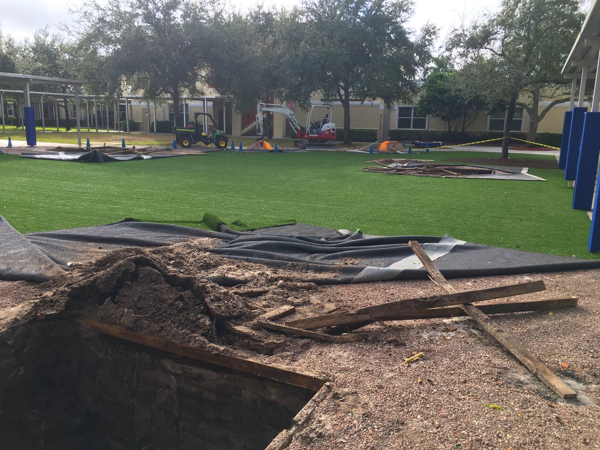 TKAPres's tweet photo. It may be Thanksgiving break, but we have finally obtained a permit and are working hard to give #TKAelementary an early Christmas present—the gift of shade! #TKAbuilds https://t.co/eVtw4k3hTe