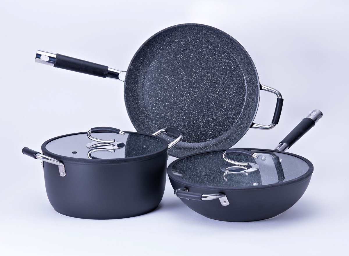 DaTerraCucina's tweet image. The DaTerra Cucina Family Bundle is on sale on our website right now! daterracucina.com/shop/ #familybundle #cookwareupgrade #kitchen