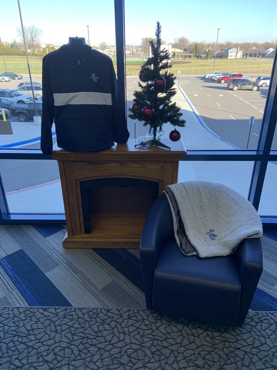 Mustang Locker Room tweet media