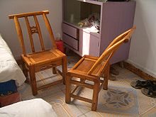 The type of chair popular in western Hubei, China: with a fairly low seat and the back inclined at about 45 degrees from the vertical