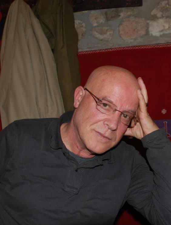 Aba_Tweet's tweet photo. Alfonso Durante aveva 75 anni. 
Ha fatto l’infermiere per una vita.
Era andato in pensione.
Poi però ha deciso di tornare. 
Lo chiamava «senso del dovere».
Così è rientrato al 118.
È risalito sulle ambulanze.
Ha preso il #Covid19. 
È morto oggi.

Da volontario... ❤️ https://t.co/VoI0yicLnD