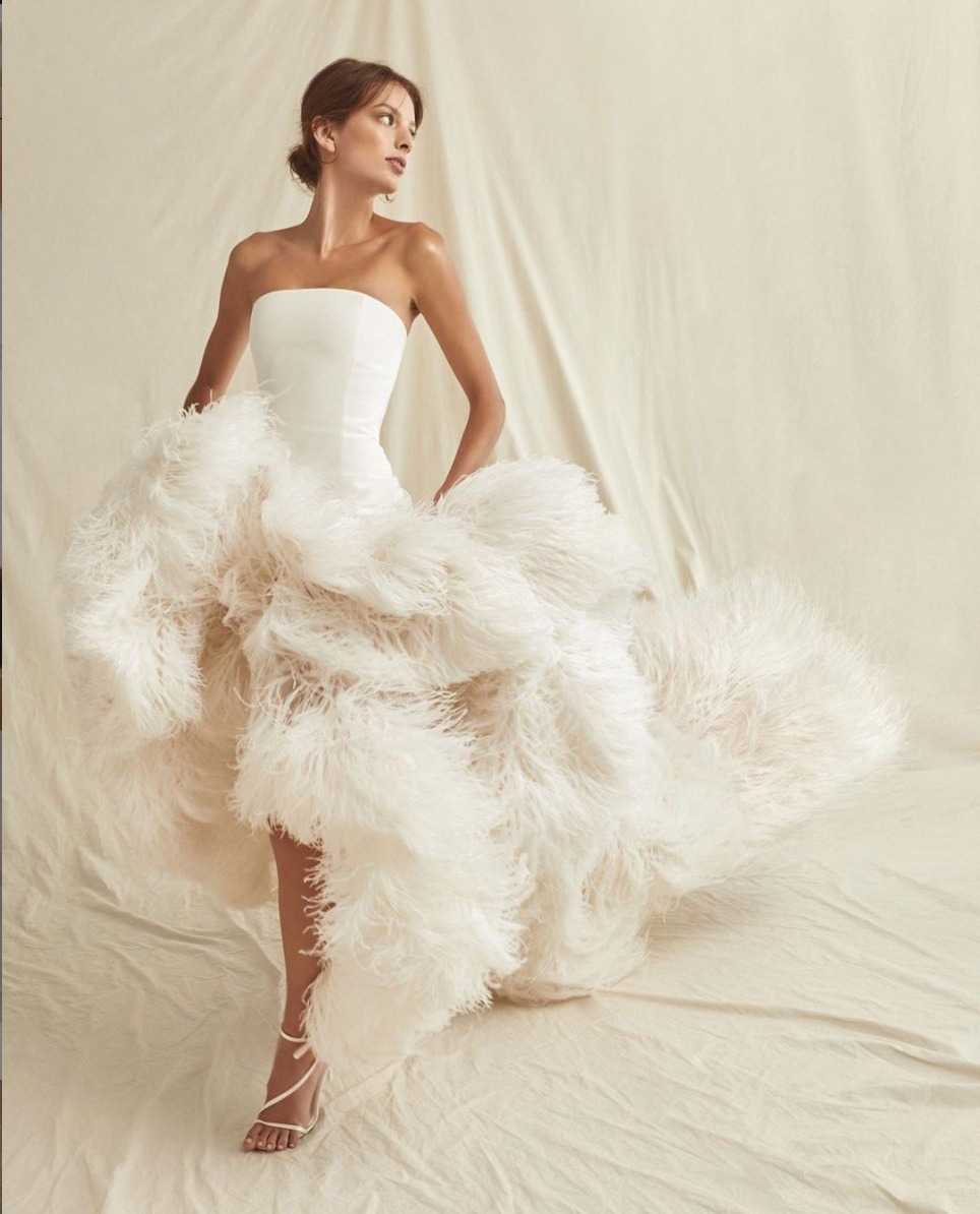 TheWedBubble's tweet photo. This silk organza feather gown from @oscardelarenta is giving us all the feels today! #weddingdresses #featherweddingdress #dreamweddingdress #weddingplanning #weddinginspo#weddingdesign #ukweddingplanner #westmidlandswedding #weddingplanning #luxeweddings #ukbridetobe https://t.co/WjTSvCZJ7j