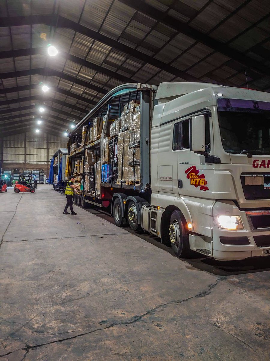 htgardnerdistr1's tweet photo. Our warehouse staff are busy loading night trunks ready to go to @OurTPN  in #TheMidlands

Picture courtesy of ‘Jamiee’ one of our Exeter based forklift drivers 📦

#HTGardner #ADR #Distribution #Palletised #Keyworkers #Exeter #Plymouth #Southwest https://t.co/WQjeX8EwXG