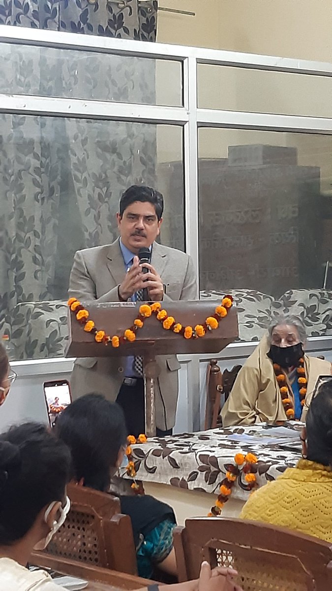 profalokkumar's tweet photo. #लखनऊविश्विद्यालय के हिंदी विभाग में विभाग के पूर्व आचार्यगण व शहर के लब्धप्रतिष्ठ साहित्य श्रेष्ठ का सम्मान करने का अवसर प्राप्त हुआ।
#LUCentennialCelebrations https://t.co/lHrLRi03pP