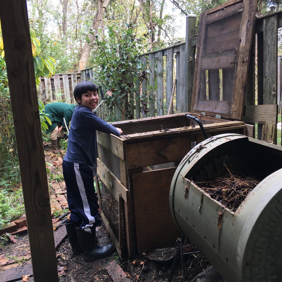 #Compost is incredible!🍠 Create fertile #soil⁠. 🥬 🌎 Close the loop (and give back to the earth that which was taken from it)⁠.🍂 Work less⁠. 📸: @permaculture_garden

📬 Let us ship you a customized collection of seeds!
😀 urbanorganicgardener.cratejoy.com