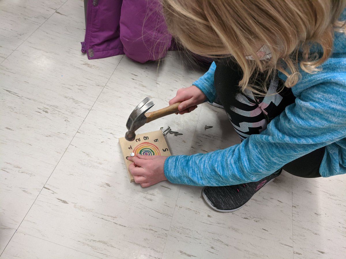 rideauprkschool's tweet photo. 4B measuring, drawing, and hammering to make math circles (geoboards). #epsb #creativemath #grade4math https://t.co/Rt64UYdcwR