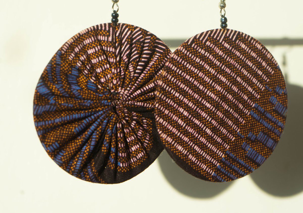 RingsbyRod's tweet photo. All the earrings from the Cloth Collection can be worn on either side! Fashion has no limits and no rules ✨

📸 @kenechukwu

#ringsbyrod #africanfashion #rwanda #rwandanmadeearrings #handmade #jewelry #madeinrwanda https://t.co/ad99LMx7hL