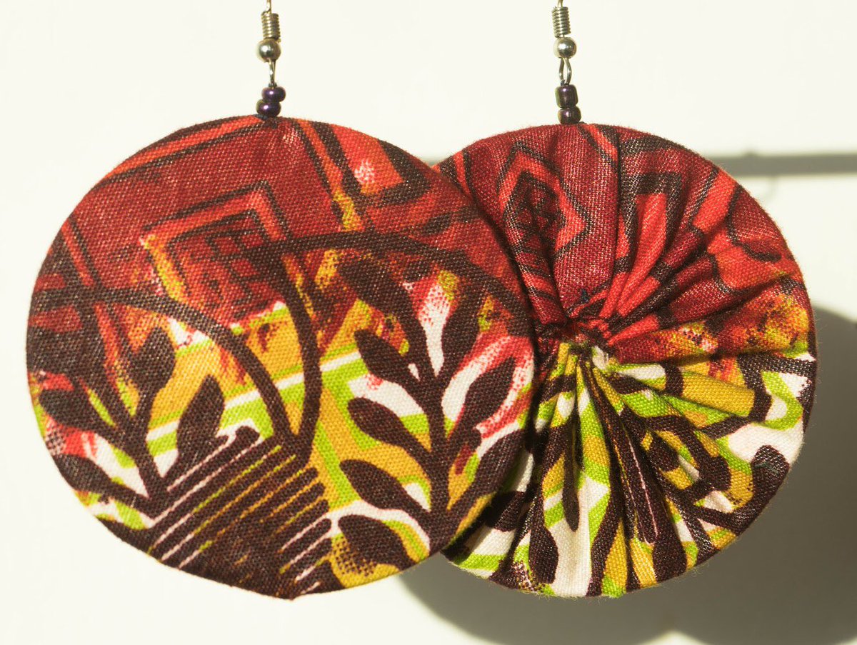 RingsbyRod's tweet photo. All the earrings from the Cloth Collection can be worn on either side! Fashion has no limits and no rules ✨

📸 @kenechukwu

#ringsbyrod #africanfashion #rwanda #rwandanmadeearrings #handmade #jewelry #madeinrwanda https://t.co/ad99LMx7hL