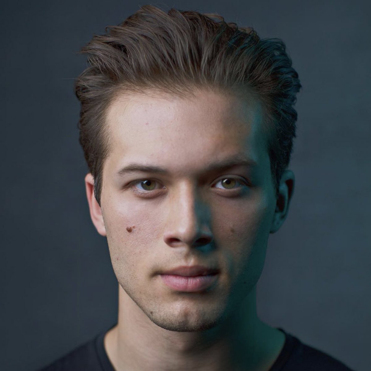 Leo насосы лого. Лео ховард актер. Cygo национальность. Под leo. Лео ховард наследие.