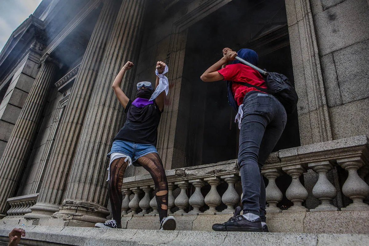 English-language coverage coming soon on the standoff in Guatemala from @ElFaroEnglish, but meanwhile, here's some solid work in Spanish from @noficciongt
including some incredible photography from @Oliverderos
https://t.co/Q1iWo6bZrh https://t.co/k55HWZrcsO