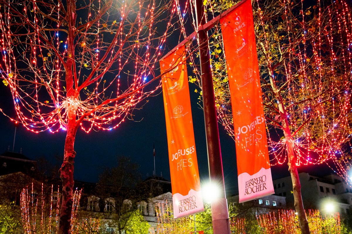Avenue Des Champs Elysees Hier Soir Nous Avons Illumine L Avenue Des Champs Elysees Avec Louane Et Anne Hidalgo Nous Avons Hate De Pouvoir Vous Y Retrouver Pour Preparer Ensemble Un Noel Feerique