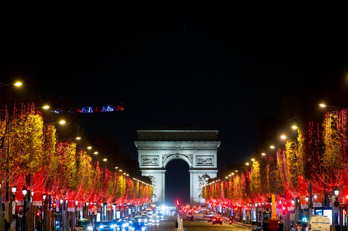 AvChampsElysees's tweet photo. Hier soir, nous avons illuminé l'Avenue des Champs-Élysées avec Louane et @Anne_Hidalgo. Nous avons hâte de pouvoir vous y retrouver pour préparer ensemble un Noël féérique !
Merci @Paris et @FerreroFr pour leur soutien. https://t.co/x2ewBWAIbJ