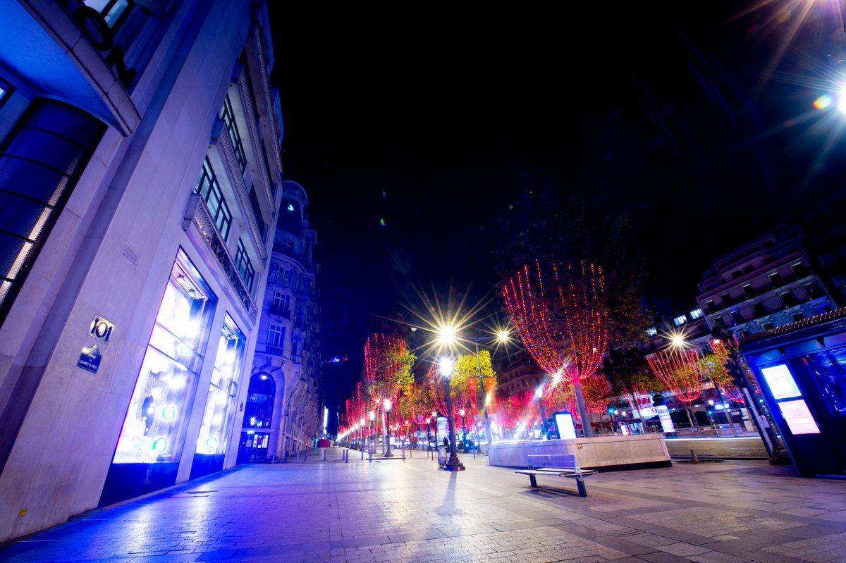 AvChampsElysees's tweet photo. Hier soir, nous avons illuminé l'Avenue des Champs-Élysées avec Louane et @Anne_Hidalgo. Nous avons hâte de pouvoir vous y retrouver pour préparer ensemble un Noël féérique !
Merci @Paris et @FerreroFr pour leur soutien. https://t.co/x2ewBWAIbJ
