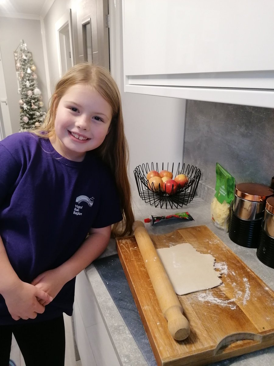 Peyton enjoyed making her cheese and tomato roman pizza😁🍕