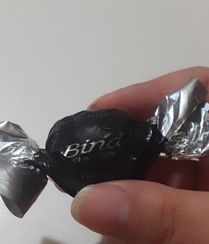 sadeceozgede's tweet photo. Hakiki çikolata severler bitter sever🖤 #bindchocolate https://t.co/m7PYSaWejV