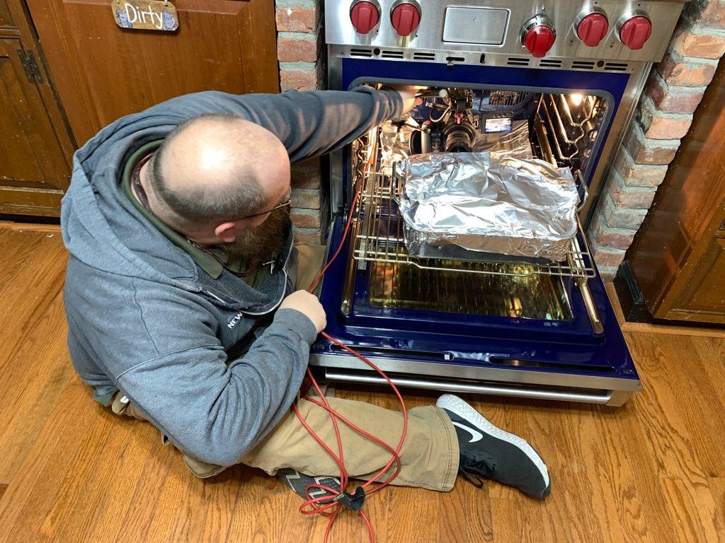 MSingletonTV's tweet photo. #BehindTheScenes: Yes, we absolutely put a camera in the oven for this shot. 😂 The things you do for a good story, amirite? 👩🏽‍🍳🤷🏽‍♀️

Also, my "turkey" was a little less than edible. 🤫 Check out our fun take on COVID-safe Thanksgiving preps! https://t.co/9fwgxVISd2 https://t.co/IU0UpcnoaJ