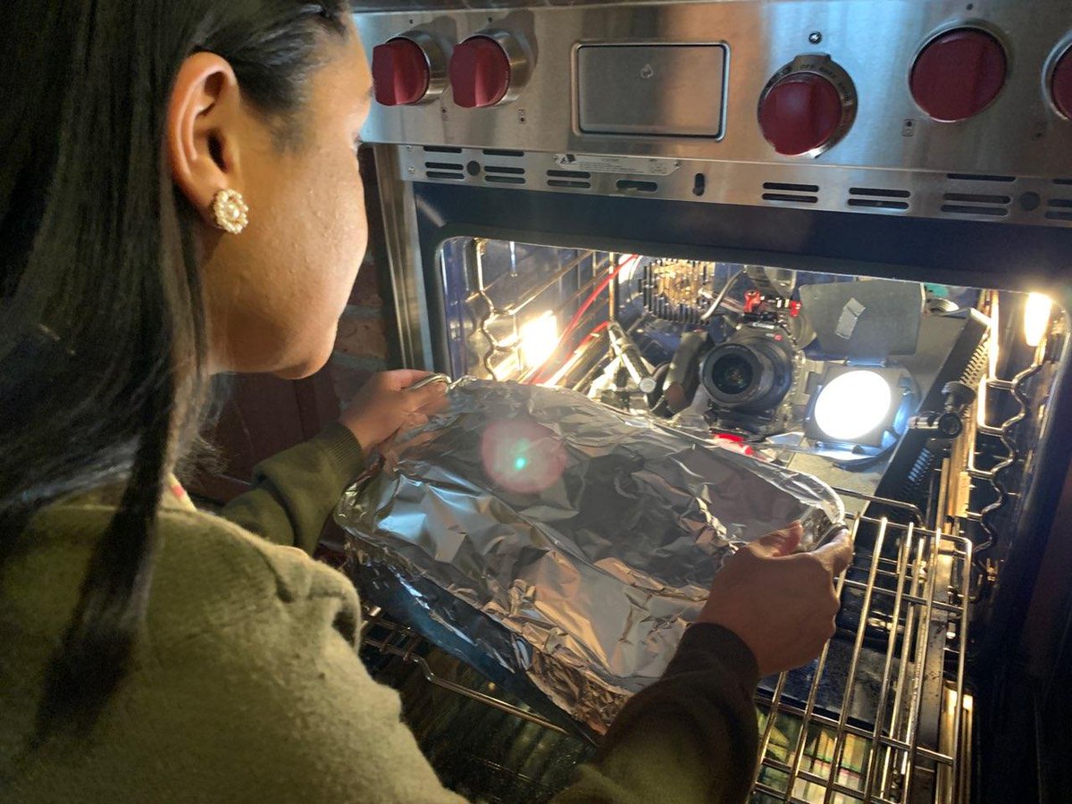 MSingletonTV's tweet photo. #BehindTheScenes: Yes, we absolutely put a camera in the oven for this shot. 😂 The things you do for a good story, amirite? 👩🏽‍🍳🤷🏽‍♀️

Also, my "turkey" was a little less than edible. 🤫 Check out our fun take on COVID-safe Thanksgiving preps! https://t.co/9fwgxVISd2 https://t.co/IU0UpcnoaJ