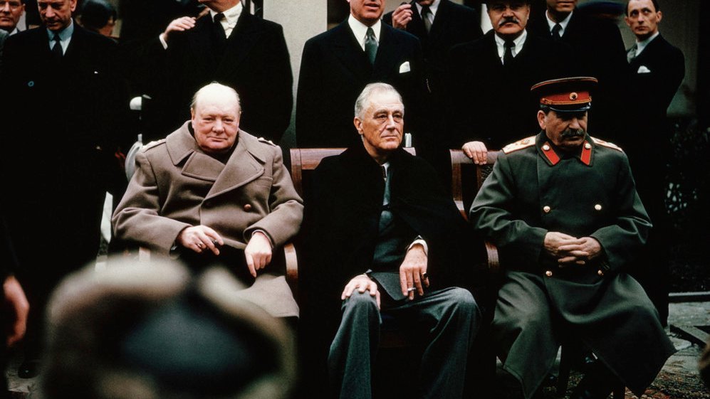 Ex_WChurchill's tweet photo. @SoniaAndolz Content de començar la reunió a Yalta amb el president @Ex_FDRoosvelt i el mariscal @StalinUb. Confio en que puguem arribar a acords per garantir el dret dels pobles alliberats a escollir la forma de govern sota la que desitgen viure. #PolIntTARDA https://t.co/ROSdL7gJmI