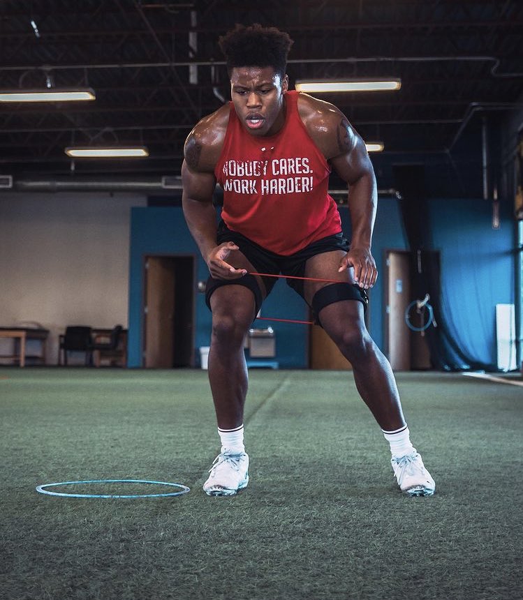coach_t_allin's tweet photo. Stay Ready😤 Then you’ll never have to get ready‼️🦾 @aj_taylor2016 

•
•

#MondayMotivaton #Monday  #Grind #Football #NFL #Speed #Strength #Conditioning #Power https://t.co/B815T7ow8U