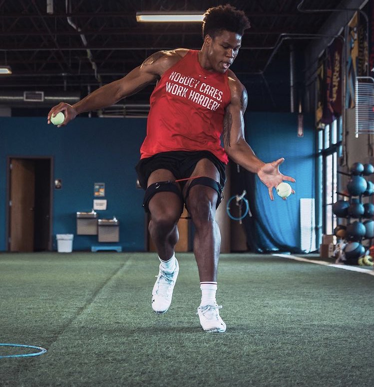 coach_t_allin's tweet photo. Stay Ready😤 Then you’ll never have to get ready‼️🦾 @aj_taylor2016 

•
•

#MondayMotivaton #Monday  #Grind #Football #NFL #Speed #Strength #Conditioning #Power https://t.co/B815T7ow8U