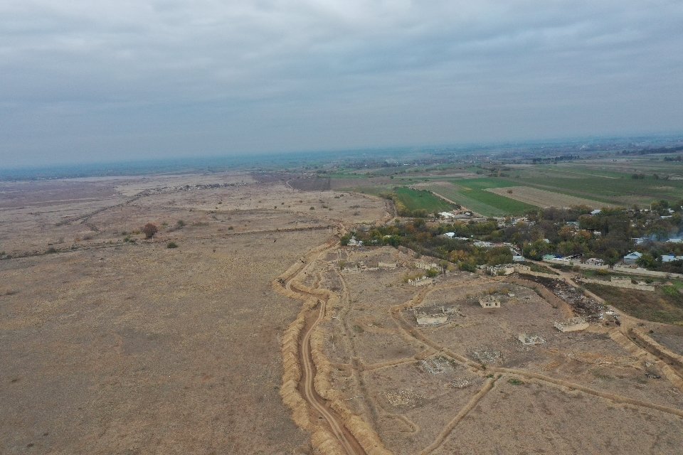 Ramiz_Emi's tweet photo. The legacy line of contact that once divided the Azerbaijani side of #Aghdam, lush green farmlands, and Armenian held part on the other side of the trench line. This is #ArmenianVandalism .
#EcoTerrorism
#CulturalGenocide
#KarabakhisAzerbaijan
#AZEYouthVoice 
#SGE https://t.co/s9vlM9PADM