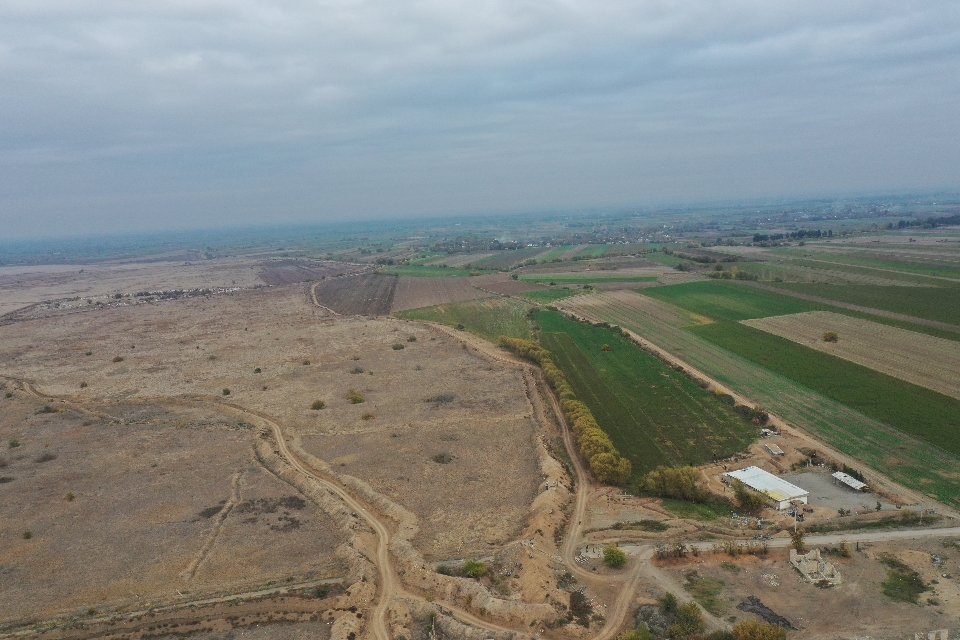Ramiz_Emi's tweet photo. The legacy line of contact that once divided the Azerbaijani side of #Aghdam, lush green farmlands, and Armenian held part on the other side of the trench line. This is #ArmenianVandalism .
#EcoTerrorism
#CulturalGenocide
#KarabakhisAzerbaijan
#AZEYouthVoice 
#SGE https://t.co/s9vlM9PADM