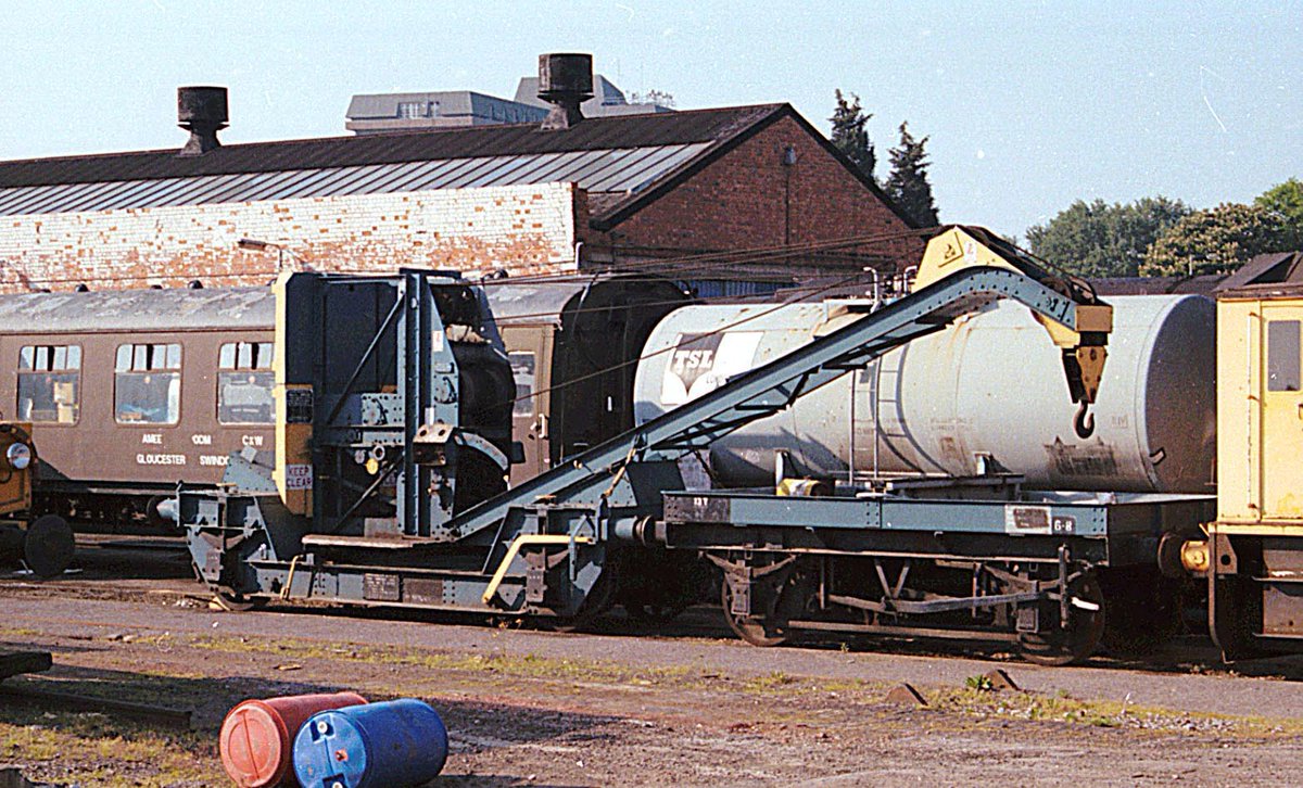 Ranaroth2's tweet photo. ADW225. Cowans & Sheldon 6.5t manual crane works no. 7593 of 1944. To internal use as 060976. Photo: Gloucester Horton Road, 6.5.1990, #railway #ontrackplant #crane #InternalUser #Gloucestershire #CowansSheldon @ontrackplant @SalopianLyne https://t.co/HQQj1TMtgi