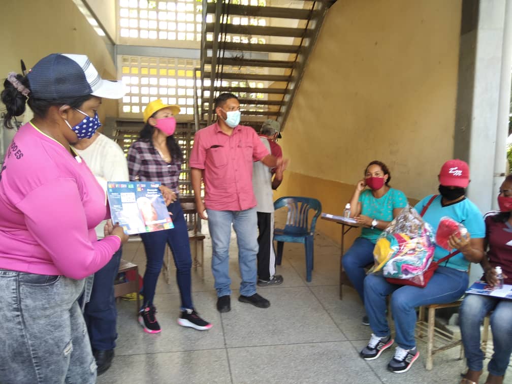 PSUVMoron1's tweet photo. Hoy Lunes #23nov las UBCH de nuestro Municipio reunidas con nuestra Jefa Politica finiquitando detalles para este #6DVitoriaPopular @yildrevillegas https://t.co/jiSkArh05l