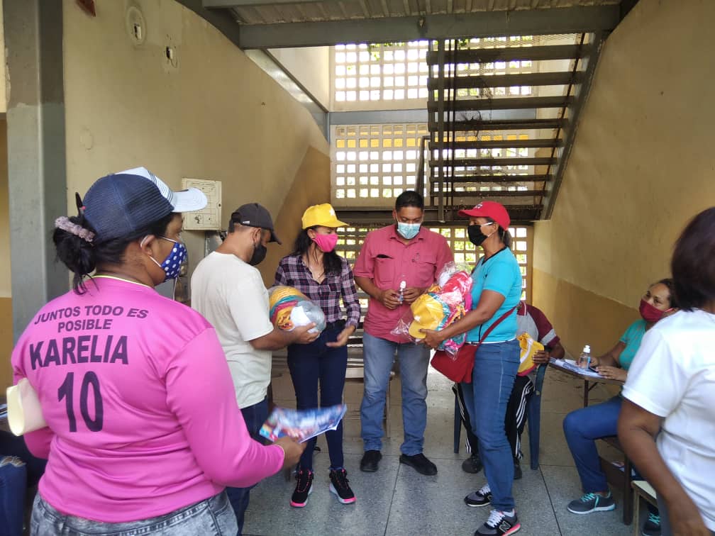 PSUVMoron1's tweet photo. Hoy Lunes #23nov las UBCH de nuestro Municipio reunidas con nuestra Jefa Politica finiquitando detalles para este #6DVitoriaPopular @yildrevillegas https://t.co/jiSkArh05l