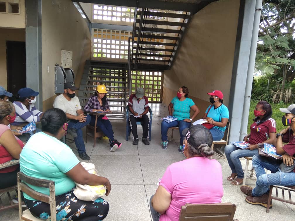 PSUVMoron1's tweet photo. Hoy Lunes #23nov las UBCH de nuestro Municipio reunidas con nuestra Jefa Politica finiquitando detalles para este #6DVitoriaPopular @yildrevillegas https://t.co/jiSkArh05l