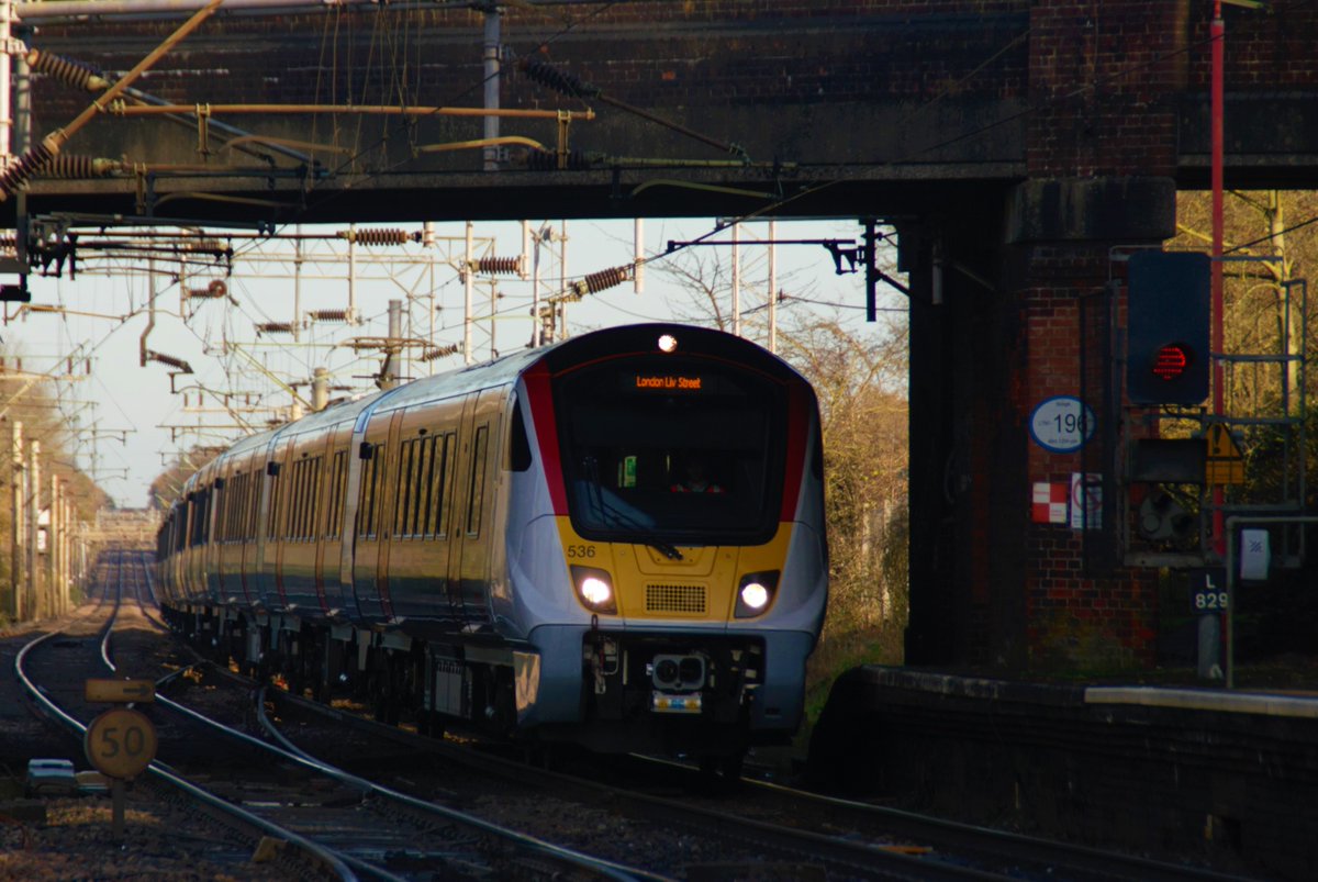 ThePinkMeowstic's tweet image. It was a surprise to see a pair of 720s today! Units 536 and 511 are seen passing Marks Tey on test, with 5Q27 from Harwich International - London Liverpool St.
#class720