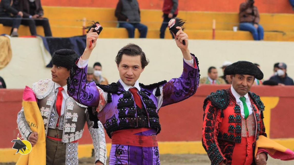 gracias a el Ganadero <a href="/checohernandezw/">Sergio Hdz Weber</a> de <a href="/GRanchoSeco/">Gan Rancho Seco</a>  y a <a href="/LuisDavidAdame/">Luis David</a>  por su ayuda y consejos  ya que fueron prioridad para mi preparación para el compromiso de #Apizaco