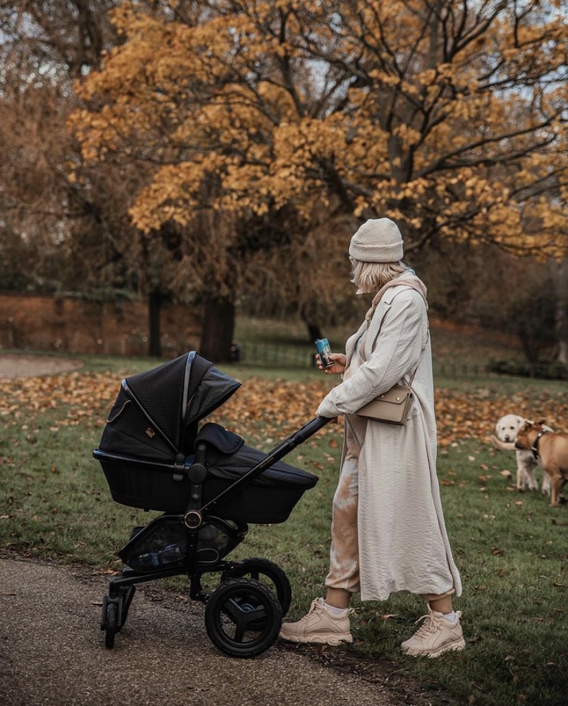 Did you know the Surf Eclipse has air sprung suspension? ✨ This stylish, Special Edition travel system glides along beautifully, so baby always travels in the utmost comfort wherever you stroll.🔎bit.ly/Surf-Eclipse 📸 via Instagram @natinstablog #SilverCross #dailystroll