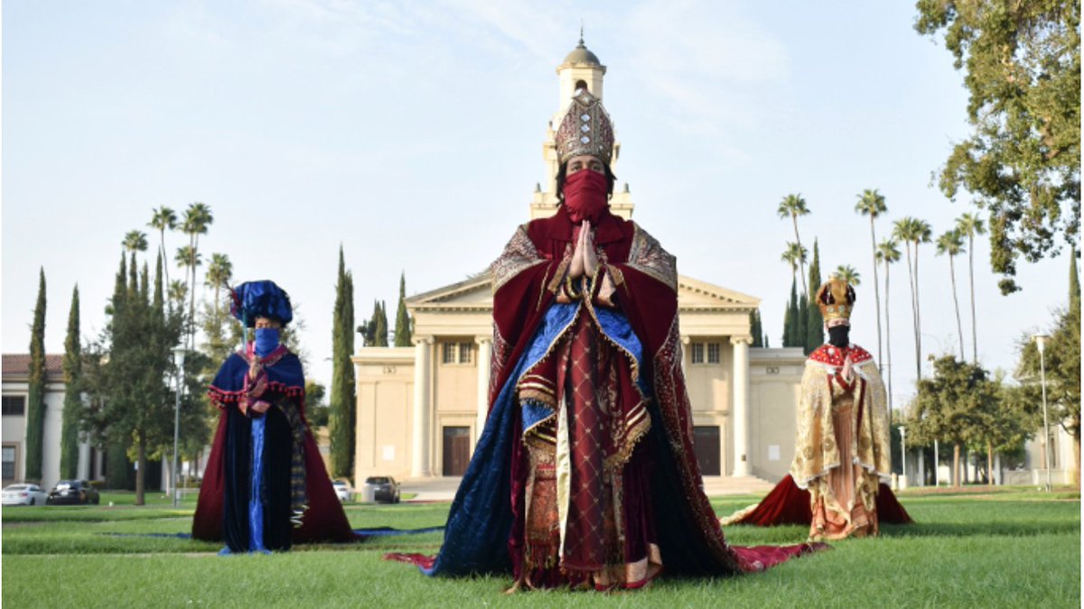UofRedlands's tweet photo. A U of R tradition, the Feast of Lights will be presented in a virtual format, featuring a special mix of performances culminating in a grand performance of “Silent Night,” sung by a group of the event’s past participants. #BulldogBlog https://t.co/jeetghnK93 https://t.co/WBxBHr31yF