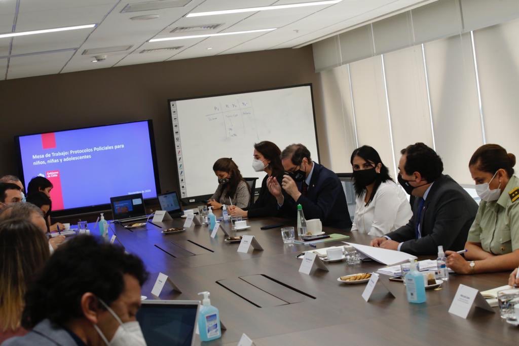 Participamos en mesa de trabajo para analizar protocolos policiales que incluyan niños, niñas y adolescentes junto a Ministra <a href="/KarlaEnAccion/">Karla Rubilar Barahona</a> ministro <a href="/HernanLarrainF/">Hernán Larraín F.</a> @Sub_Interior, <a href="/SubPrevDelito/">Subsecretaría de Prevención del Delito</a> <a href="/SubseDDHH/">Subsecretaría de Derechos Humanos</a> <a href="/SubseNinez/">Subsecretaría de la Niñez</a> <a href="/Sename_gobierno/">Sename Gobierno</a> <a href="/defensorianinez/">Defensoría de la Niñez</a> <a href="/Carabdechile/">Carabineros de Chile</a> <a href="/UnicefChile/">UNICEF Chile</a>