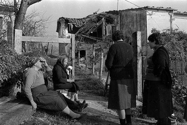 #questioneMeridionale e #Irpinia #23novembre1980 La #catastrofe, ineludibile, diventa la leva inattesa di una possibile rinascita: un’occasione casuale da sfruttare con improvvisati strumenti emergenziali. Un paradigma che viene riproposto ciclicamente.
regesta.com/2020/11/23/cat…