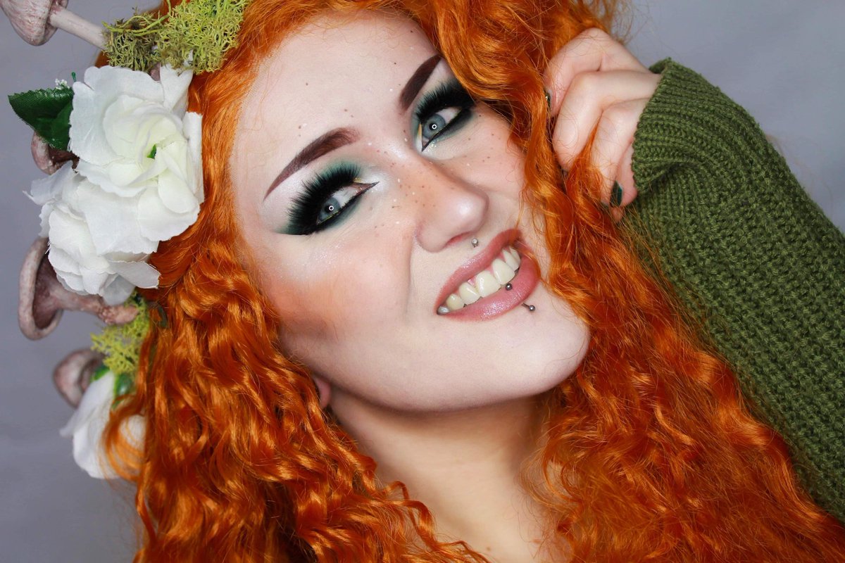 AbigailVonClare's tweet photo. I'm in love with the @RawBeautyKristi x @ColourPopCo palette! If course it made me want to go full on cottagecore hobbit vibes 😂✌️#atforestsight https://t.co/rTBhjKhivU