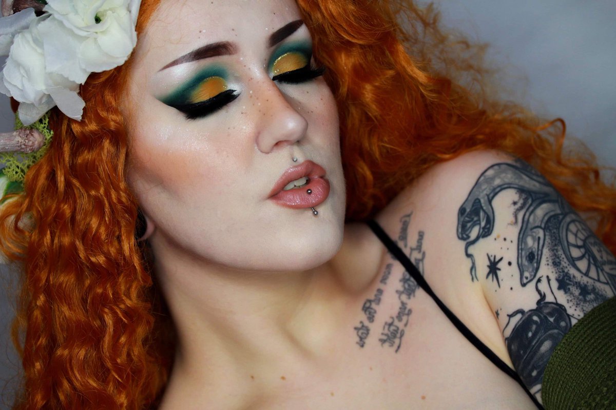 AbigailVonClare's tweet photo. I'm in love with the @RawBeautyKristi x @ColourPopCo palette! If course it made me want to go full on cottagecore hobbit vibes 😂✌️#atforestsight https://t.co/rTBhjKhivU